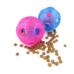 Interaktív jutalomfalat adagoló labda kutyáknak és cicáknak – 7 cm (2)