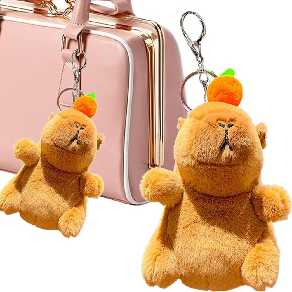 Capybara plüss kulcstartó sárgarépával– 12 cm-es aranyos állatfigura táskadísz és kulcstartó egyben (BBJ)2