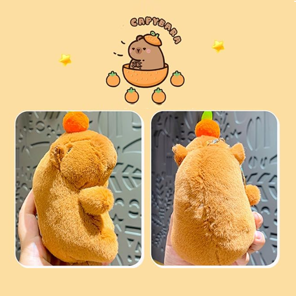 Capybara plüss kulcstartó sárgarépával– 12 cm-es aranyos állatfigura táskadísz és kulcstartó egyben (BBJ)3